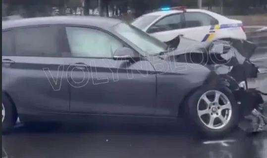 Пів машини – вщент: на проспекті Відродження у Луцьку стукнулись BMW та Jeep (відео, оновлено)