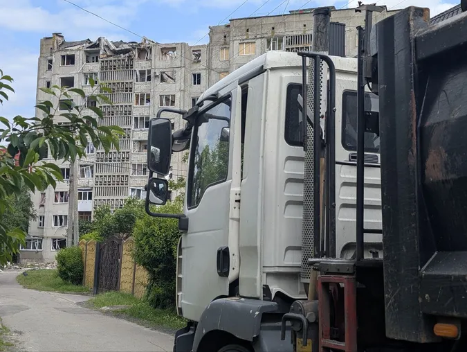 120 тонн «відходів руйнації»: у Луцьку ліквідовують наслідки вибухів (фото)
