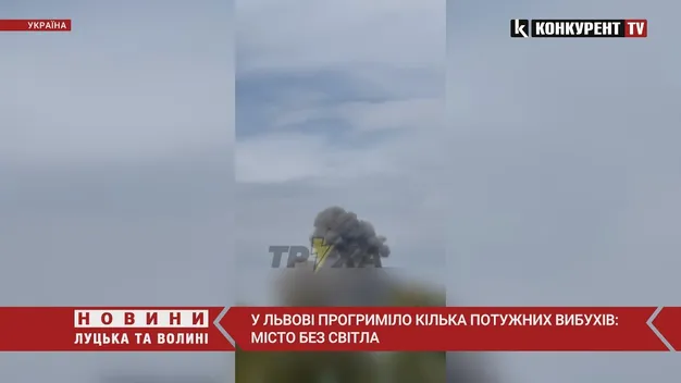 У Львові – вибухи, місто знову без світла (відео)