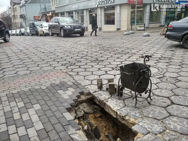 У Луцьку на Лесі Українки провалилося авто (ФОТО, ОНОВЛЕНО)