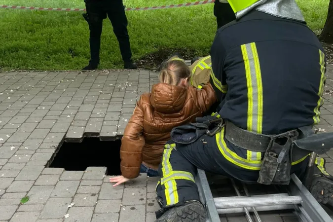 Тротуар вислизнув з-під ніг: в Одесі дитина провалилася у 4-метрову яму (фото)