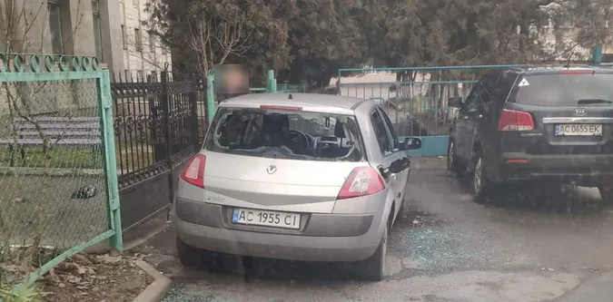 У Луцьку невідомі розтрощили припаркований у дворі Renault (фото, відео)