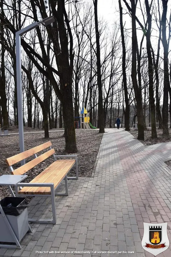 Зламані ліхтарі та пошкоджені лавки: «Дубовий гай» у Луцьку візьмуть під відеонагляд (фото)