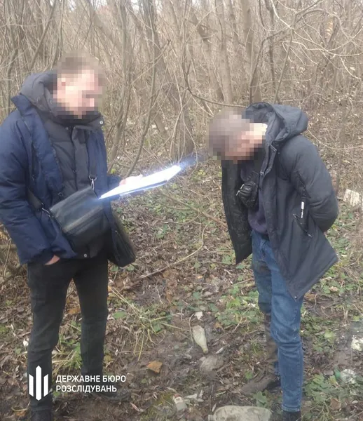 Хотів 5 тисяч доларів: у Луцьку на хабарі зловили правоохоронця (фото, відео)