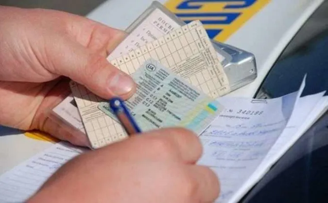Порушив правила: на Волині зупинили водія з фальшивими «правами»