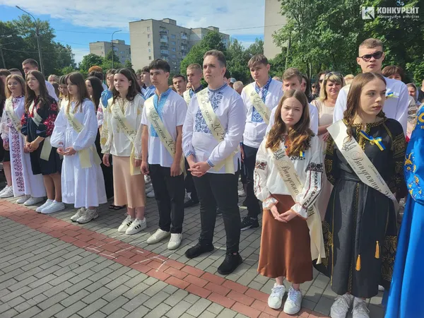 «Бо ми – люди-титани»: як у Луцькому ліцеї №10 танцювали випускний вальс (фото, відео)