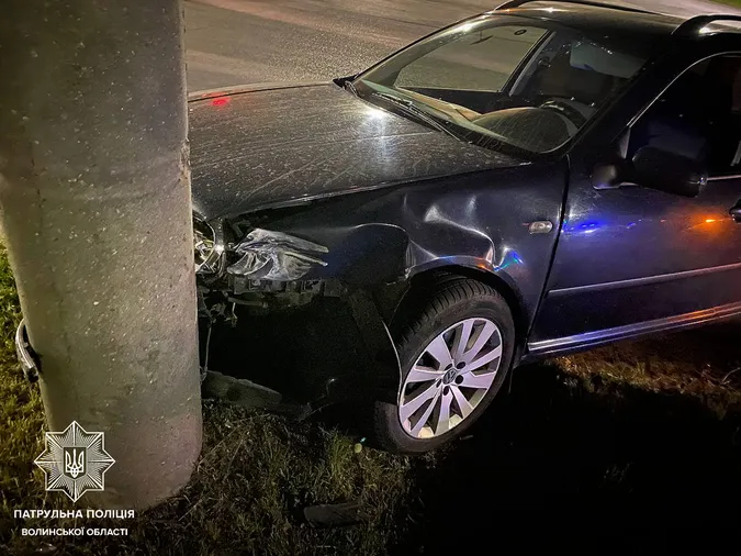 У Луцьку «фольксваген» влетів в електроопору: водій був п'яний (фото)