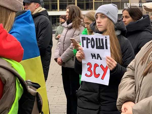«Бюджет належить громаді»: у Луцьку молодь вимагала від влади більше витрачати на армію (фото)