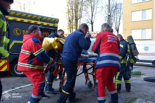 У Луцьку рятувальники винесли з пожежі літню жінку (фото)