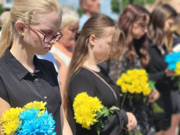 Сотні ковельчан стали на коліна перед загиблим Героєм (фото)