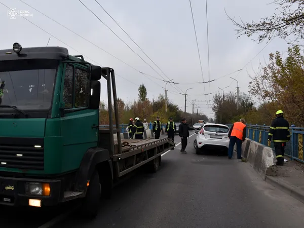 Авто з водійкою всередині перекинулося на дах: деталі аварії у Луцьку (фото)