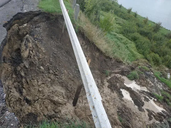 Потужна злива розмила узбіччя дороги Устилуг – Луцьк – Рівне (фото)