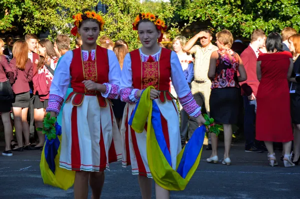 «Сонний» і «квітковий» перший дзвоник в луцьких школах (фото)