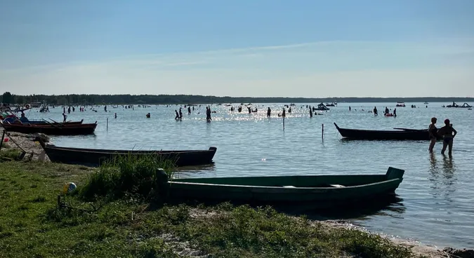 Спека, прохолодна водичка і качечки: як минають останні літні дні на Світязі (фото)