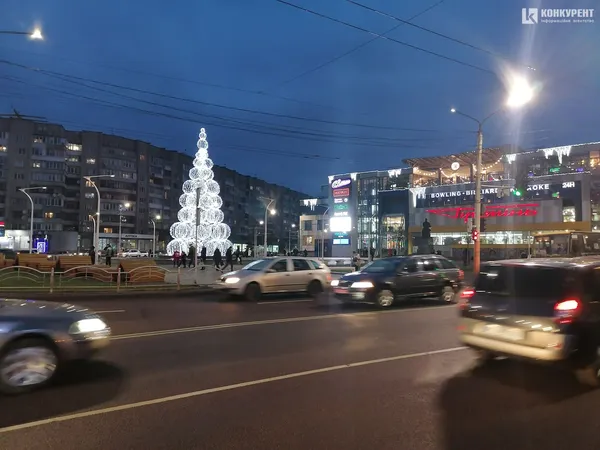 Біля «Променя» горить 14-метрова ялинка з куль (фото)