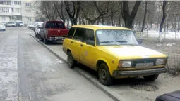 Бордюри ніби медом помазані: муніципали показали автохамів (фото)
