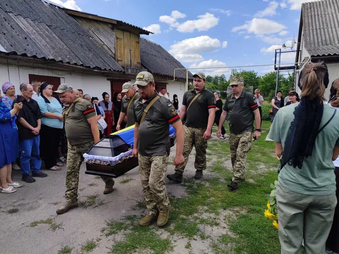 Понад півтора року родина чекала звістки: на Волині попрощалися з воїном Миколою Войтюком (фото)
