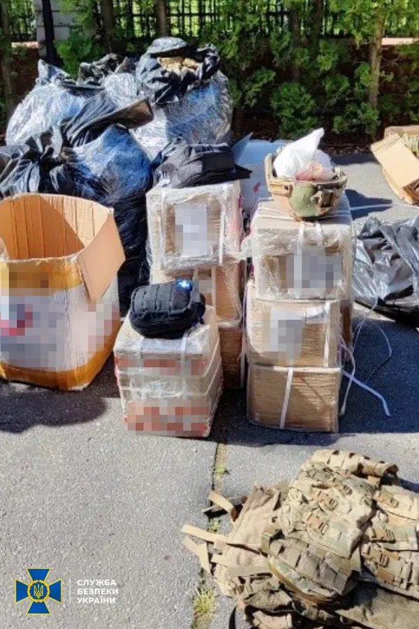 Бронежилети, шоломи, оптичні пристрої: захисникам передали конфісковану військову амуніцію (фото)