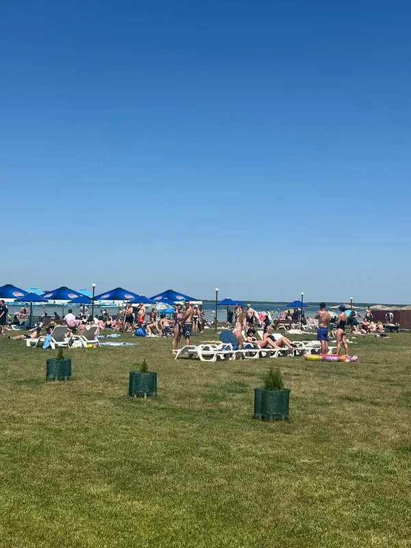 Спекотні вихідні: що коїться на пляжах Світязя (фото)
