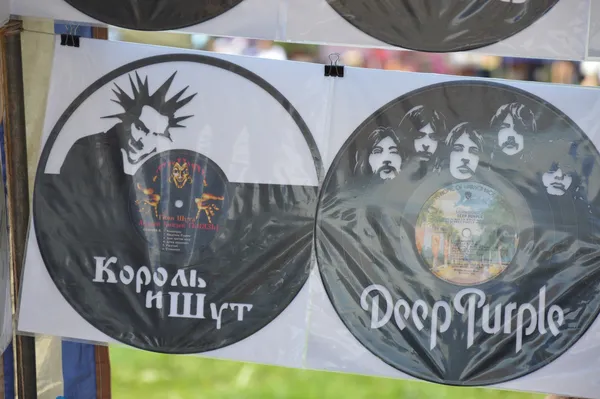 Вінілові пластинки, стильні метелики та обереги: «Бандерштат» ярмаркує (фото)
