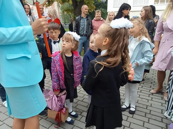Веселі і сумні: святкування першого дзвоника у луцькій школі №9 (фото)