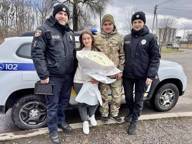 💖Поліцейські підіграли і вона сказала «так»: зворушлива історія освідчення волинського військового