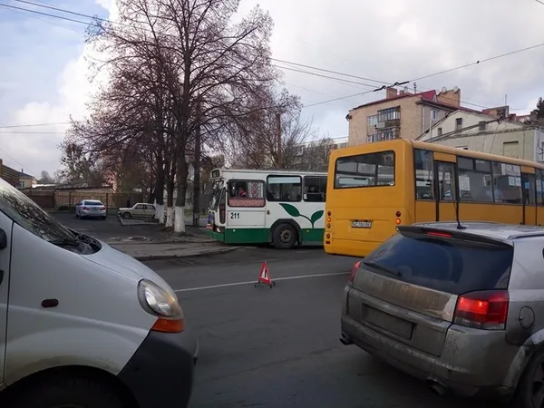 Аварія у Луцьку: не розминулися бус і маршрутка (фото)