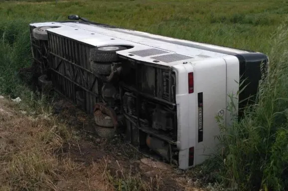 У Польщі автобус з українцям з’їхав у рів і перекинувся