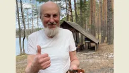 Волинянин 25 років живе біля озера і перетворив його берег на справжню казку (фото)
