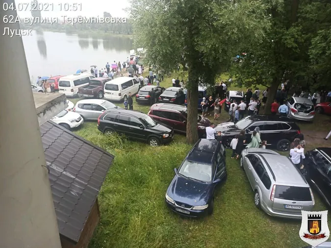 У Луцьку кількадесят християн припаркували авто просто на газоні (фото, відео)