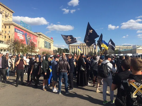 Під свист яєць в польоті і сльозогінний газ: у Харкові пройшов Марш рівності