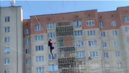 У Луцьку жінка вилізла на дроти електромережі, її знімали рятувальники (фото, відео, оновлено)
