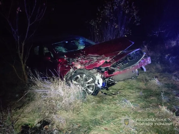 Небезпечний обгін: на Ковельщині Mazda «влетіла» в мікроавтобус (фото)