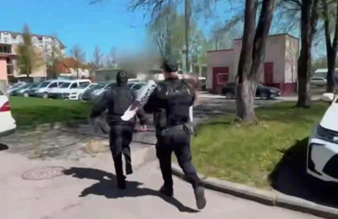 У Луцьку непритомну дівчинку поліцейські занесли до лікарні на руках (відео)