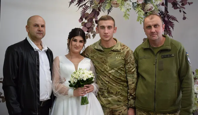 У луцькому ЦНАПі одружився військовослужбовець ЗСУ