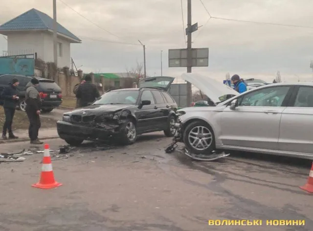Розтрощені бампери: в Луцьку на перехресті Дубнівської та Глушець зіткнулися два авто (фото, відео)