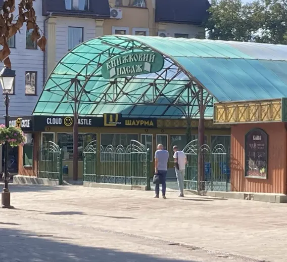 У серці Луцька продають «точку» з шаурмою (фото)