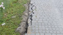 У Камені-Каширському невідомі вкрали 5 метрів тротуарного бордюру (фото)