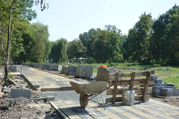 Тачки, лопати, бетон оселилися в парку