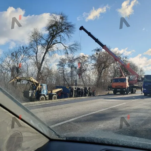 Витягували краном: в Луцькому районі вантажівка злетіла в кювет (фото)