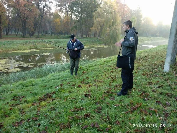 У центральному парку Луцька спіймали нелегальних риболовів (фото)