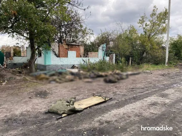 У звільненому Лимані знайшли масове поховання: людей росіяни закопували у траншеях (фото)