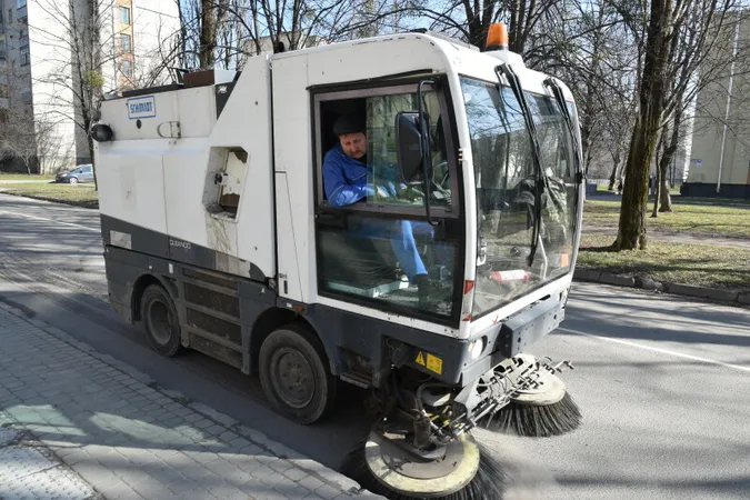 Луцьк чистять від накопиченого за зиму бруду (фото)