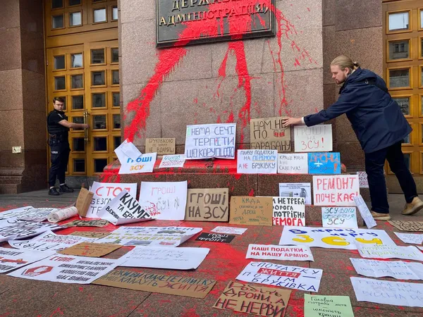 «Бруківка від куль не рятує»: в містах України пікетують проти нецільових витрат (фото)