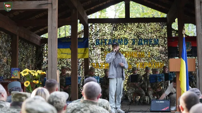 До бійців 14 ОМБр завітав Святослав Вакарчук та Skofka (фото)