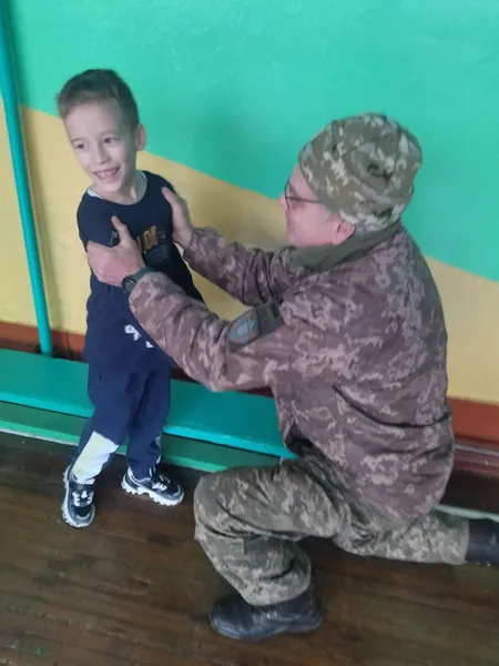 Зворушливо до сліз: боєць приїхав до хлопчика з Луцька, аби подякувати за малюнок