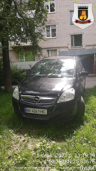 У Луцьку в одному дворі 27 авто стояли на газонах (фото)