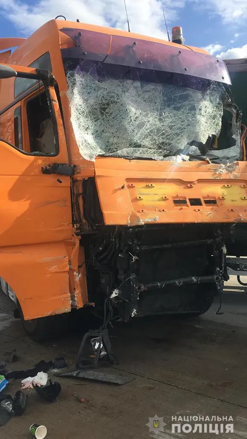 Смертельна автотроща на трасі Київ-Ковель: маршрутка врізалася у фуру (фото)