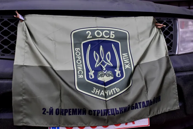 Волинським військовим передали два позашляховики на фронт (фото)