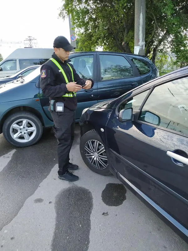 У Луцьку інспектори з паркування провели роз'яснювальну роботу біля Авторинку